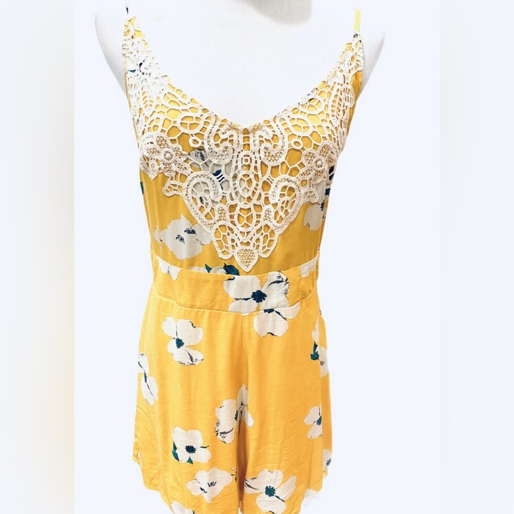 ⭐️⭐️⭐️Floral Crochet Romper